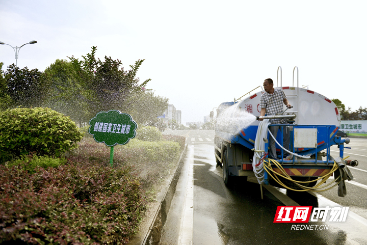 张家界市园林处多举措“护航”绿化苗木安全度夏