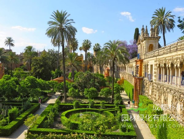 经典庭院绿化案例分析：如何打造罗马式半封闭花园？